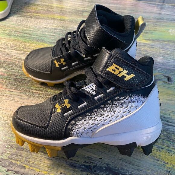 Under Armour Black and Gold Cleats with Sporty Design - Picture 3 of 8